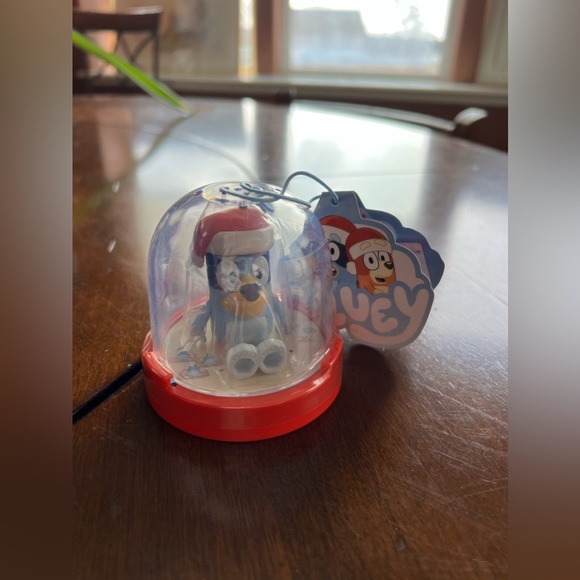 Bluey Toy Christmas Ornament 2.5” Figure - BLUEY IN SANTA HAT with Gift Tag, New - Picture 3 of 7
